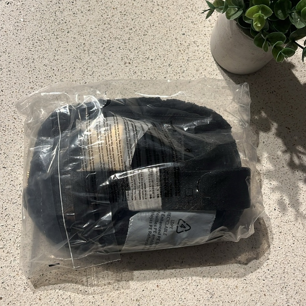 Lululemon Limited Edition Everywhere Belt Bag 1L *Fleece Black Sherpa - Picture 13 of 16